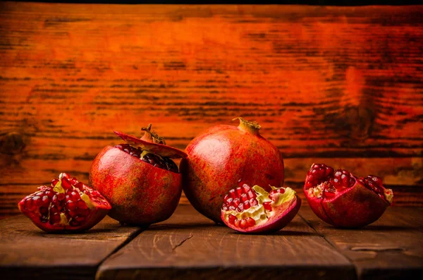 Juicy Pomegranate Wooden Boards Cut Pieces Ripe Pomegranate Pomegranate Ripe — Stock Photo, Image