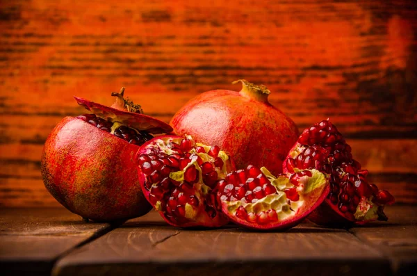 Juicy Pomegranate Wooden Boards Cut Pieces Ripe Pomegranate Pomegranate Ripe — Stock Photo, Image