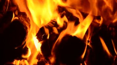 Şöminede yanan odun.. 