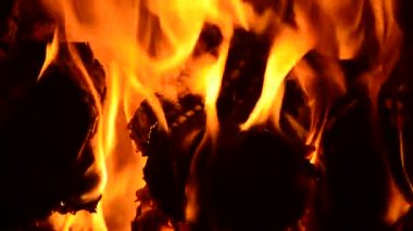 Şöminede yanan odun.. 