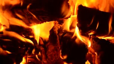Şöminede yanan odun.. 