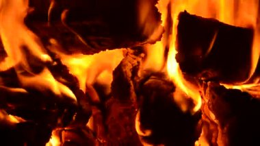 Şöminede yanan odun.. 