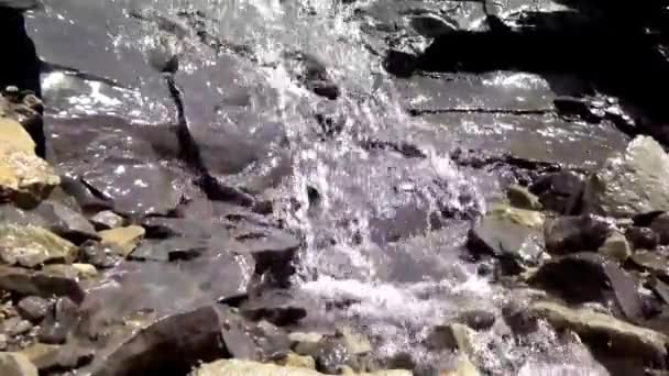 Bergrotsen Snelle Schone Waterval — Stockvideo