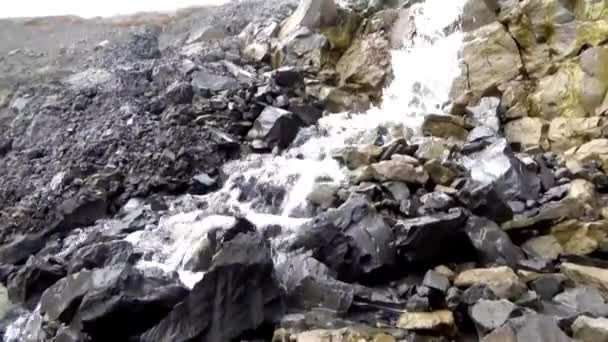 Pedras Montanha Cachoeira Rápida Limpa — Vídeo de Stock