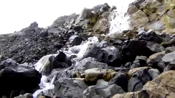 山の岩 速くきれいな滝 — ストック動画