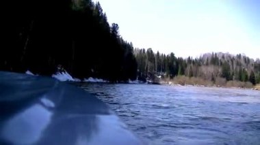 Ormanın içinden. Tekneye binmek için. Motordan fışkıran sprey..