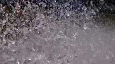 Ormanın içinden. Tekneye binmek için. Motordan fışkıran sprey..