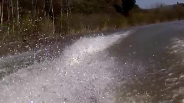 Attraverso Foresta Salire Sulla Barca Spray Dal Motore — Video Stock