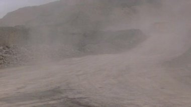 Kömür üreticisi Teknolojik yolda büyük bir çöp kamyonu ilerliyor.