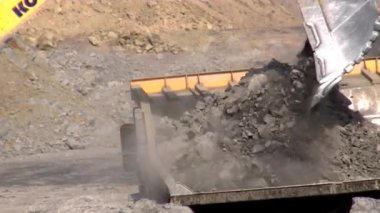 Hidrolik kazıcı BelAZ 'ye kaya yüklüyor.