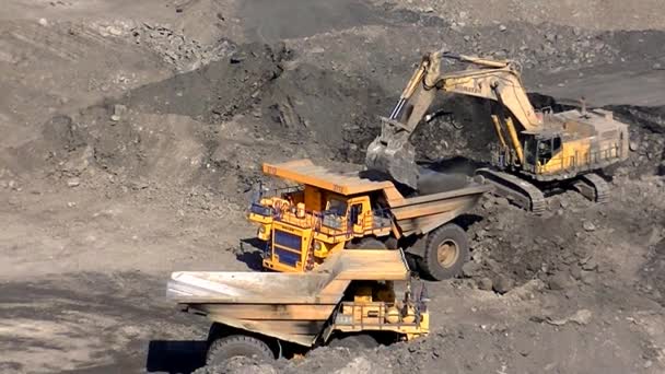 Excavadora Hidráulica Carga Roca Belaz — Vídeo de stock