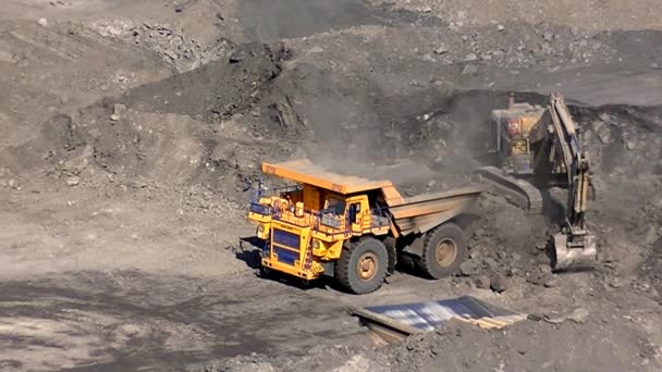 液压挖掘机将爆破岩石装载到Belaz — 图库视频影像