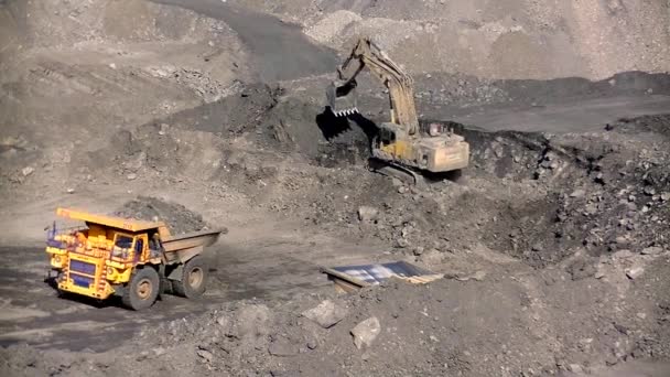 Υδραυλικός Εκσκαφέας Φορτώνει Ανατιναγμένο Βράχο Στο Belaz — Αρχείο Βίντεο