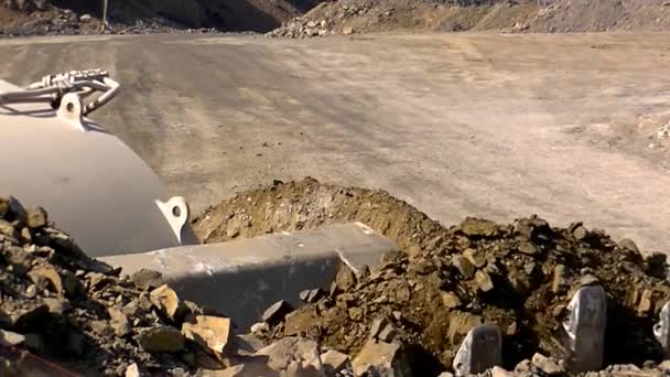 液压挖掘机将爆破岩石装载到Belaz — 图库视频影像