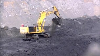 Hidrolik kazıcı BelAZ 'ye kaya yüklüyor.