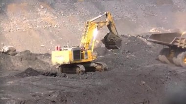 Hidrolik kazıcı BelAZ 'ye kaya yüklüyor.