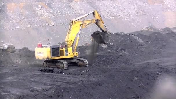 Escavadeira Hidráulica Carrega Rocha Jateada Para Belaz — Vídeo de Stock