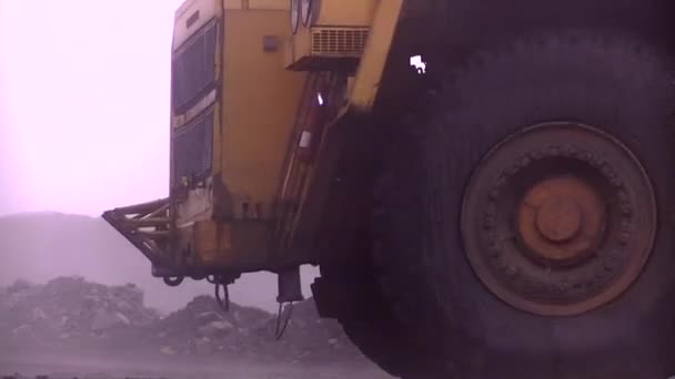 岩だらけの大型ダンプトラック ベラズ 濃霧朝 — ストック動画