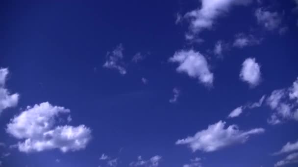 Nubes Cúmulos Flotan Través Cielo Azul Claro — Vídeos de Stock