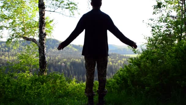 Mannen Står Med Sina Armar Utspridda Och Tittar Den Uppgående — Stockvideo