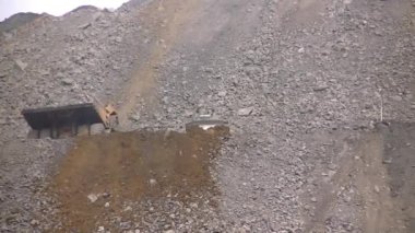 Çöp kamyonu taş atıyor. Kömür üreticisi.