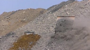 Çöp kamyonu taş atıyor. Kömür üreticisi.