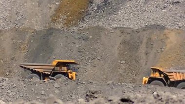 Kömür üreticisi Teknolojik yolda büyük bir çöp kamyonu ilerliyor.