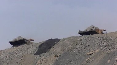 Çöp kamyonu taş atıyor. Kömür üreticisi.