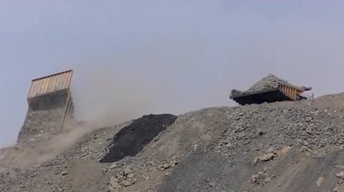 Çöp kamyonu taş atıyor. Kömür üreticisi.