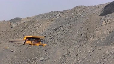 Kömür üreticisi Teknolojik yolda büyük bir çöp kamyonu ilerliyor.