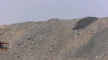 Kömür üreticisi Teknolojik yolda büyük bir çöp kamyonu ilerliyor.