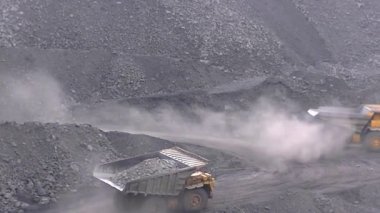 Kömür üreticisi Teknolojik yolda büyük bir çöp kamyonu ilerliyor.