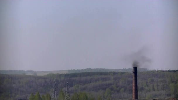 Fumaça Preta Uma Chaminé Tijolo Grande Polui Meio Ambiente — Vídeo de Stock