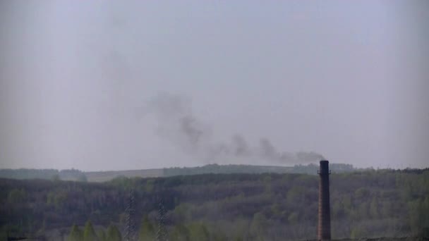 大きなレンガの煙突からの黒い煙が環境を汚染し — ストック動画