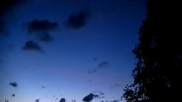 Mooie Scharlaken Zonsondergang Wolken Stromen Door Lucht — Stockvideo