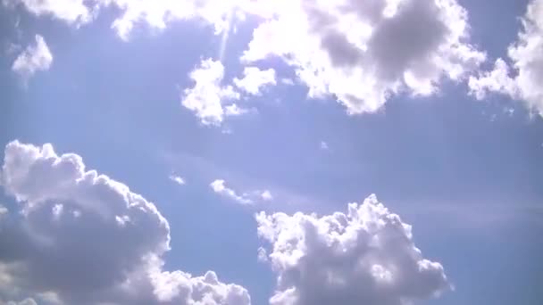 Кучевые Облака Плывут Голубому Небу — стоковое видео