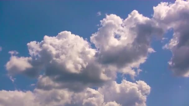 Nubes Cúmulos Flotan Través Cielo Azul Claro — Vídeos de Stock