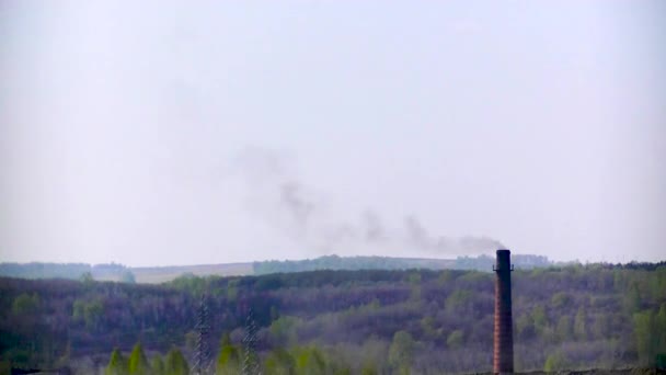 Czarny Dym Dużego Ceglanego Komina Zanieczyszcza Środowisko — Wideo stockowe