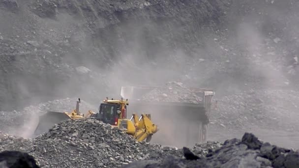 ダンプトラックがロックを投げ出す 石炭生産者 — ストック動画