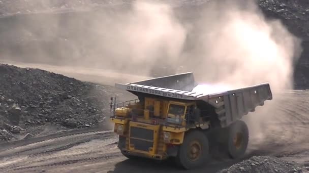 Productor Carbón Enorme Camión Volquete Está Moviendo Largo Carretera Tecnológica — Vídeos de Stock
