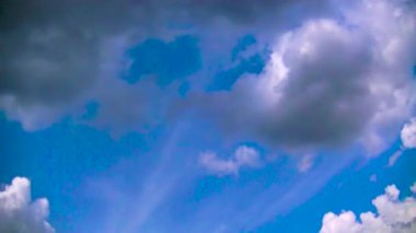 Kümülüs bulutları berrak mavi gökyüzünde süzülür..