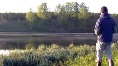 Bir adam sabah sisinin fotoğrafını çekiyor. Sıcak yaz manzarası.