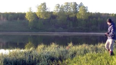 Bir adam sabah sisinin fotoğrafını çekiyor. Sıcak yaz manzarası.