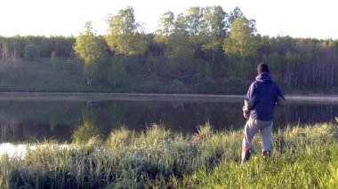 Bir adam sabah sisinin fotoğrafını çekiyor. Sıcak yaz manzarası.