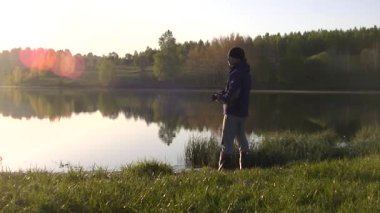 Bir adam sabah sisinin fotoğrafını çekiyor. Sıcak yaz manzarası.