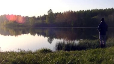 Bir adam sabah sisinin fotoğrafını çekiyor. Sıcak yaz manzarası.