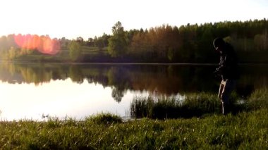 Bir adam sabah sisinin fotoğrafını çekiyor. Sıcak yaz manzarası.