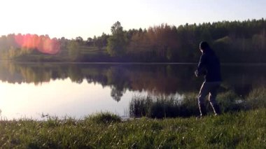 Bir adam sabah sisinin fotoğrafını çekiyor. Sıcak yaz manzarası.