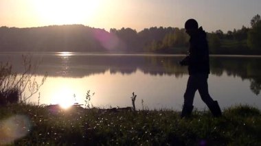 Bir adam sabah sisinin fotoğrafını çekiyor. Sıcak yaz manzarası.