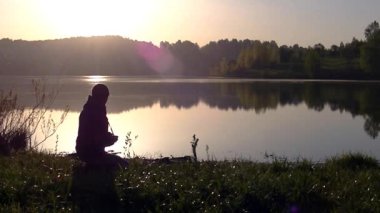 Bir adam sabah sisinin fotoğrafını çekiyor. Sıcak yaz manzarası.